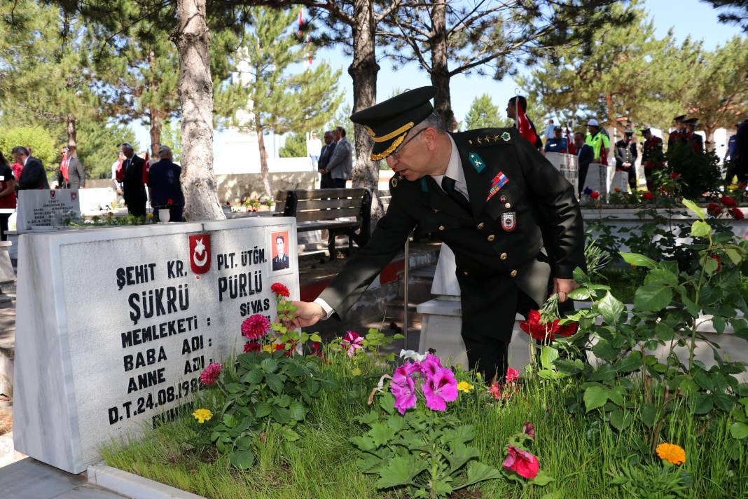 Bayram arifesinde şehitliklerde hüzün: Kahramanlara koştular - Resim: 14